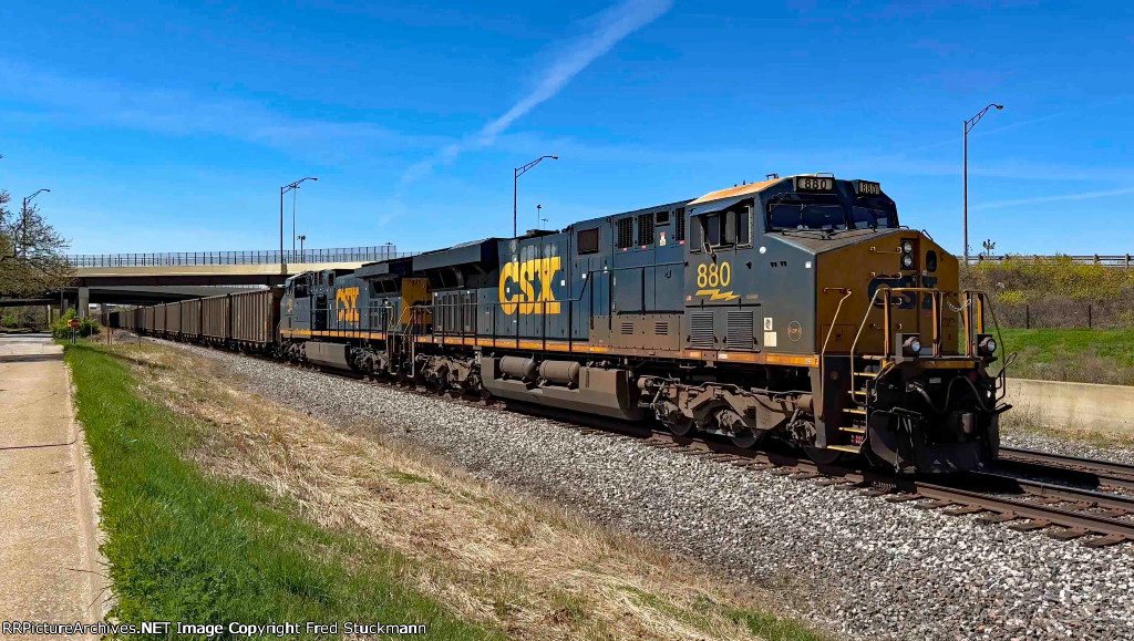 CSX 880 leads E907.